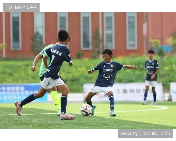 丁峻熙：足球后卫的崭新星，深度解析他的成长与赛场表现